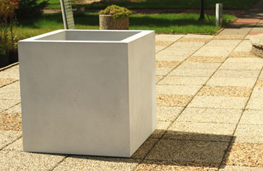 Kwadratowa donica parkowa w ofercie producenta małej architektury betonowej - firmy STYL-BET.
