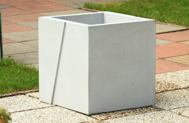 Mała donica parkowa dokonana w technologii betonu architektonicznego