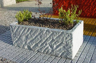 Nowoczesna donica parkowa, wykonana w technologi betonu barwionego. Zabezbieczona powierzchniowo impregnatem.