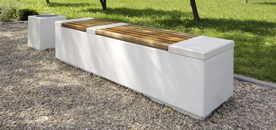 Zewnętrzna ławka betonowa z drewnianym siedziskiem wykonana z betonu architektonicznego, od producenta małej architektury betonowej.