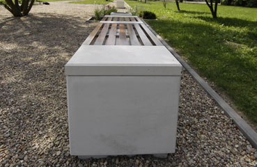 Ławka Relax 2 deco to masywna betonowa podstawa oraz wygodne drewniane siedzisko