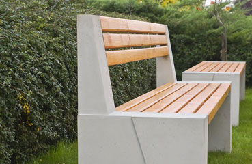 Betonowa ławka parkowa, wykończona w technologii betonu architektonicznego, z możliwością dodania fundamentu