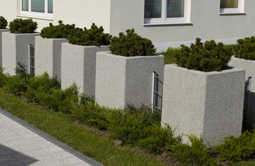 Renata to betonowa donica wykonana w technologii betonu płukanego