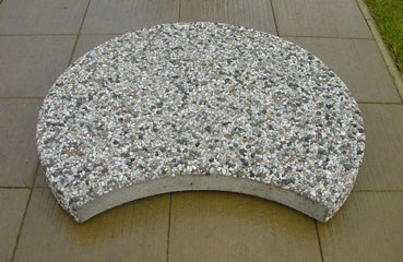 Płytki ogrodowe rybia łuska dostępne w dwóch rozmiarach, wykończenie w technologii betonu płukanego.