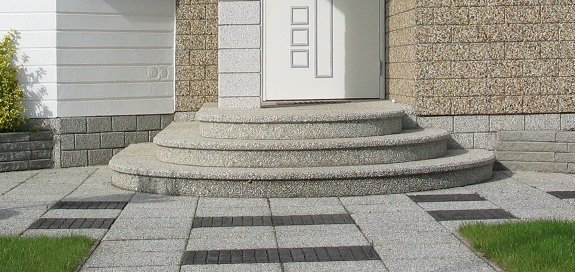 Betonowe schody tarasowe typu parter, wykonane w technologii betonu płukanego