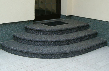 Producent małej architektury przedstawia schody typu parter półokrągłe wykończone w technologii betonu płukanego