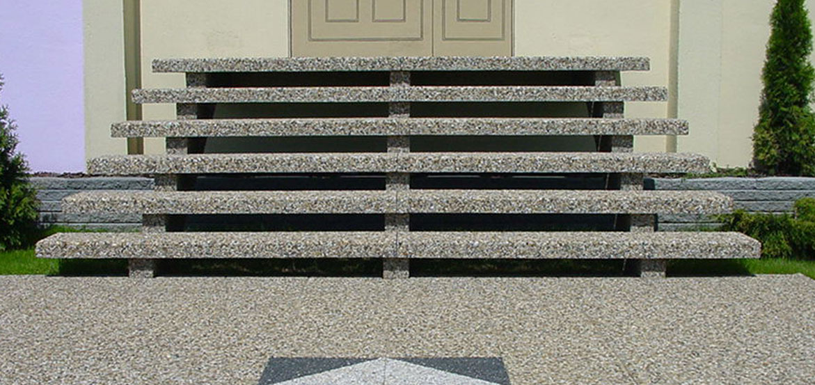 Nowoczesne schody zewnętrzne ażurowe trzybelkowe proste