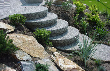 Bogaty wybór małej architektury betonowej w tym betonowych stopnii schodowych