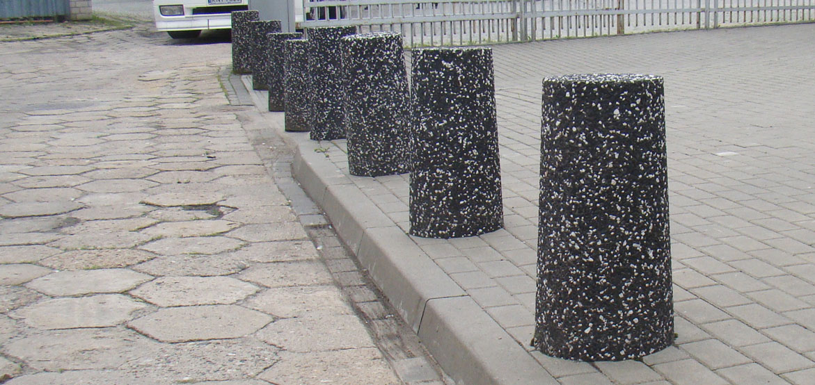 Pal parkingowy płaski o wymiarach: średnica 30 x wysokość 50cm, wykonany w technologii betonu płukanego dostępny w bogatej ofercie kolorystycznej.