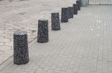 Pal parkingowy płaski - wykonany w technologii betonu płukanego.