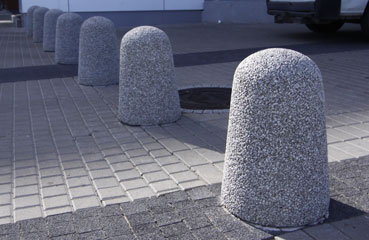 Betonowe ogrodzenia parkingów w ofercie producenta małej architektury betononowej - firmy STYL-BET.