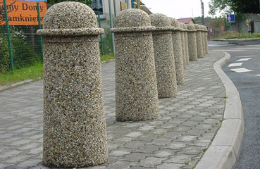 Betonowy pal parkingowy kulisty z głowicą wykonany w technologii betonu płukanego.