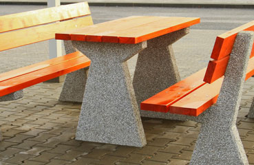 Betonowy stół parkowo-ogrodowy wykonany w technologii betonu płukanego z blatem z drewna iglastego