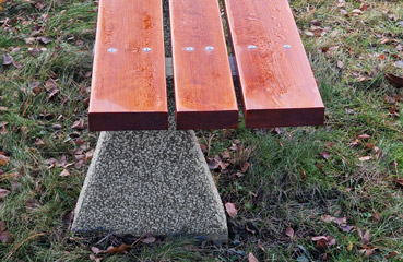 Pola ławka wykonana w technologii betonu płukanego dostępna w bogatej palecie kruszyw naturalnych