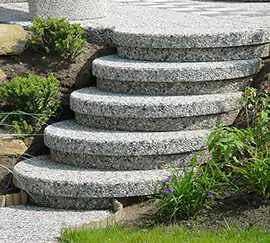 Okrągłe stopnie ogrodowe wykonane z betonu