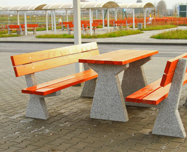Ławki, siedziska, stoły oraz inne elementy małej architektury komunalnej wykonanej z betonu płukanego oraz architektonicznego