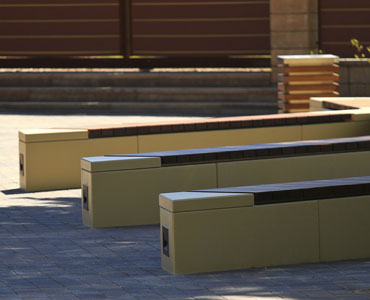 Siedziska oraz ławki, w wielu wzorach oraz rozmiarach do wyboru od producenta małej architektury betonowej.