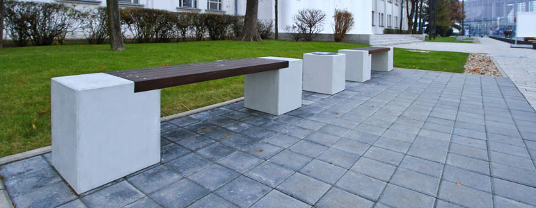 Galeria zdjęć wyrobów z betonu architektonicznego oraz płukanego, ławek, siedzisk oraz stołów.