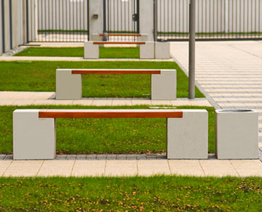 Galeria zdjęć przestrzeni użyteczności publicznej, w których wykorzystano ławki, stoły oraz siedziska z betonu wyprodukowane przez firmę STYL-BET
