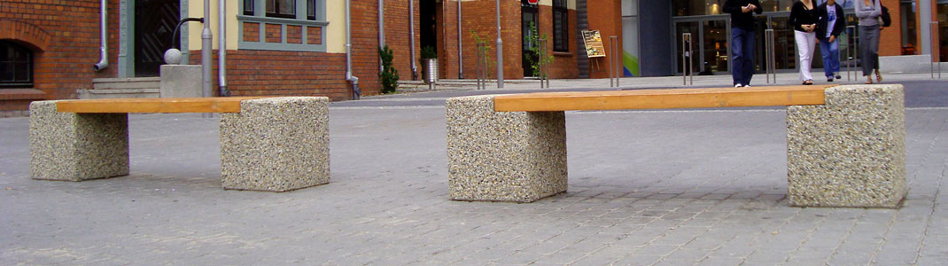 Nowoczesna stylistyka elementów małej architektury np. ławek, siedzisk oraz stołów, na zdjęciach z realizacji. 