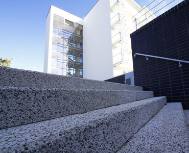 Nowoczesne stopnie schodowe od producenta małej architektury betonowej