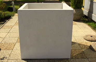 Duża donica kwadratowa wykonana w technologii betonu architektonicznego
