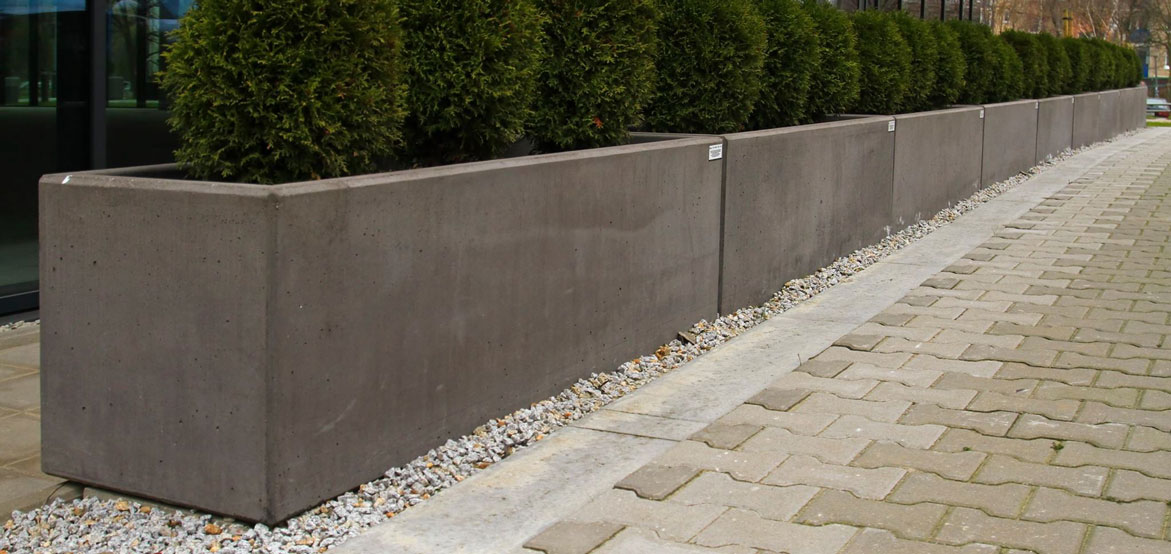 Betonowa donica zewnętrzna wykonana w technologii betonu architektonicznego, dostępna w ofercie firmy STYL-BET - producenta  małej architektury betonowej