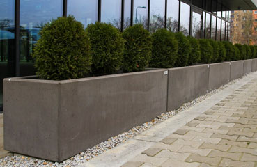 Betonowa donica miejska wykonana w technologi betonu gładkiego, w ofercie producenta małej architektury parkowej.