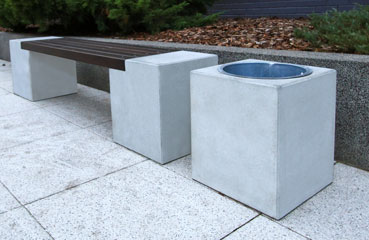 Kosz betonowy zaprojektowany w minimalistycznej stylistyce.Wykonany w technologii betonu architektonicznego. W ofercie producenta małej arhitektury betonowej - firmy STYL-BET.
