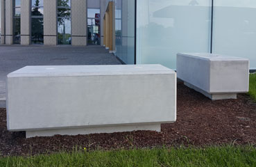 Zapora parkingowa wykonana w technologii betonu architektonicznego. Dostępna w ofercie producenta małej architektury miejskiej - firmy STYL-BET.