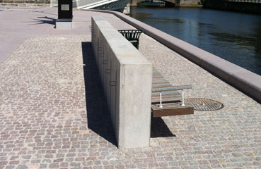Betonowy stojak rowerowy wykonany w technologii betonu architektonicznego.