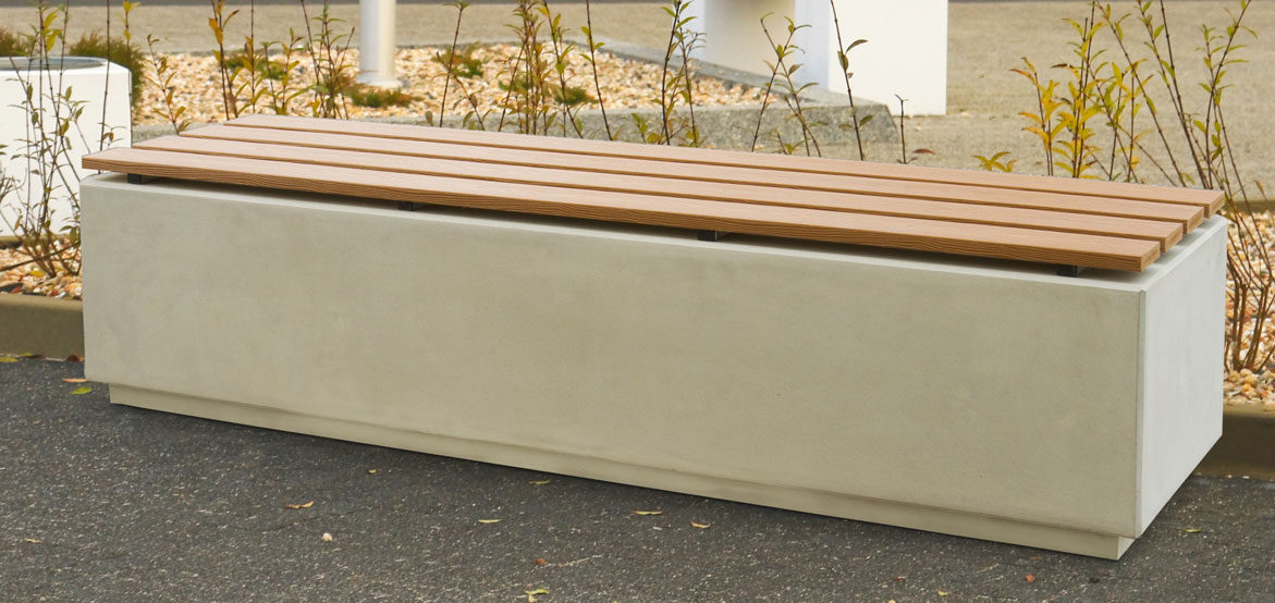 Ławka z betonu architektonicznego z wygodnym siedziskiem wykonanym z kompozytu. Ławka bez oparcia, wykonana przez producenta betonowych mebli miejskich. 