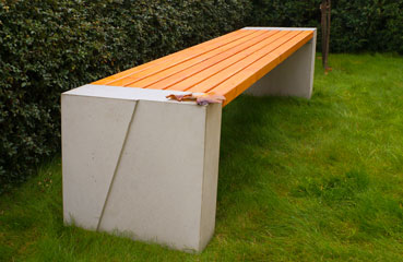 Betonowa ławka parkowa bez oparcia z betonu architektonicznego, w ofercie producenta małej architektury miejskiej.