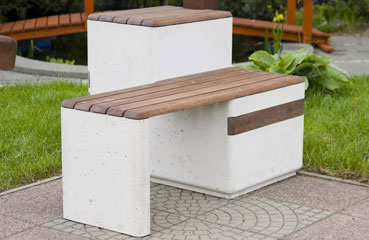 Rozszerzona wersja siedziska Largo wykonanego w technologii betonu architektonicznego, z dodaną przystawką