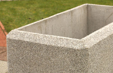 Parkowa donica Aldona wykonana w technologii betonu architektonicznego