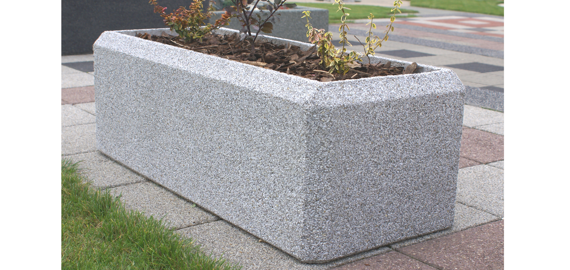 Agata to prostokątna donica miejska wykonana w technologii betonu płukanego.