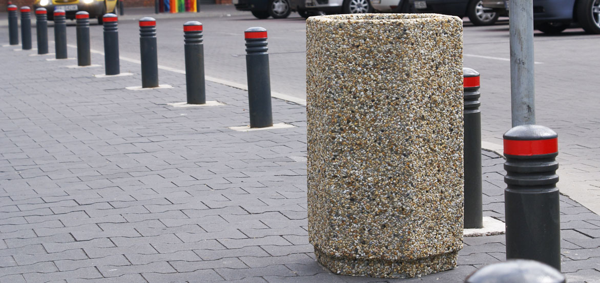 Sześciokątny kosz miejski wykonany w technologii betonu płukanego. Pojemność: 45 litrów.