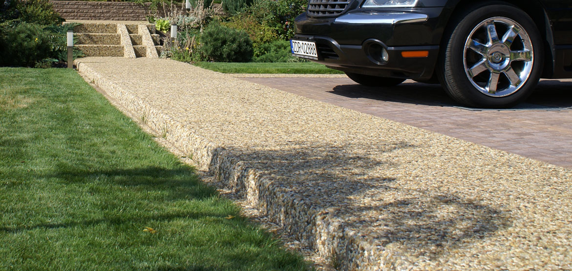 Betonowe obrzeża trawnikowe wykonane w technologii betonu płukanego.