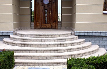 Okładziny na schody zewnętrzne wykonane w technologii betonu płukanego. Dostępne w bogatej ofercie kolorystycznej kamienia naturalnego.