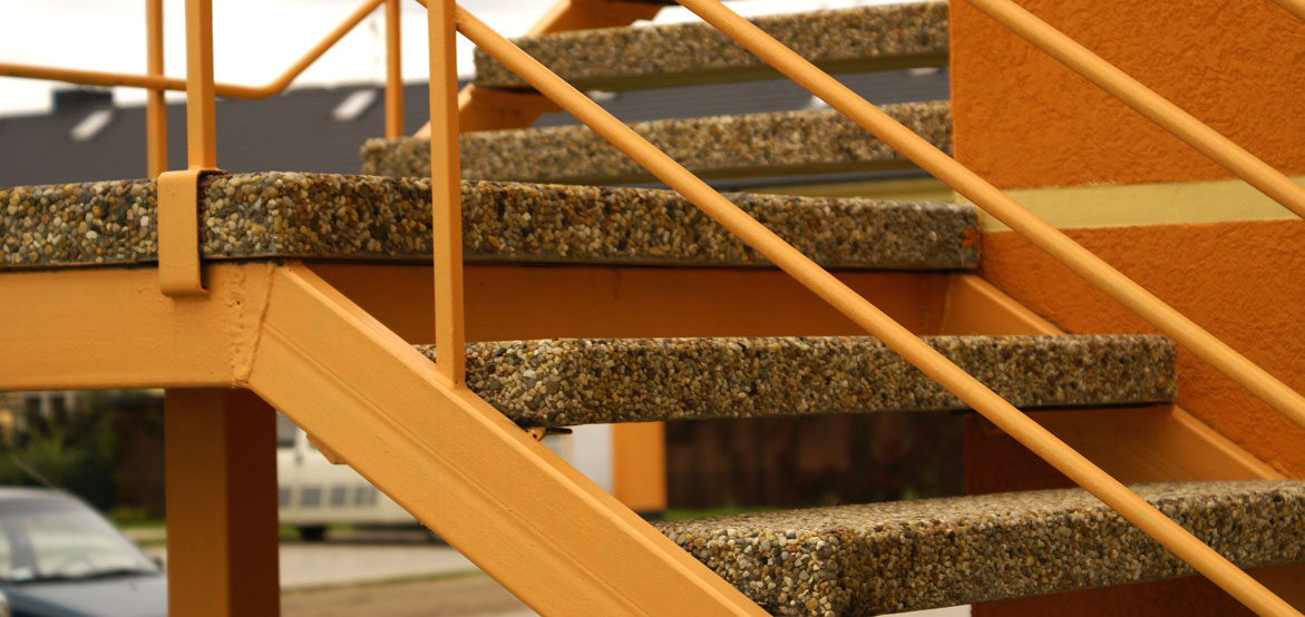 Stopnie schodowe oraz inne elementy małej architektury betonowej od jej producenta firmy STYL-BET