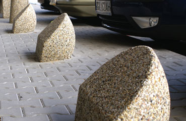 Betonowy pal parkingowy Koma - wykonany w technologii betonu płukanego - dostępny w bogatej ofercie kolorystycznej.