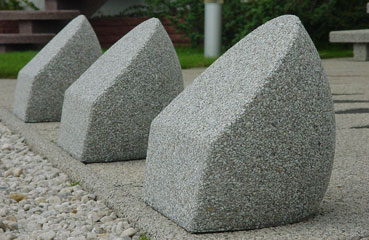 Wolnostojący pal parkingowy Koma dostępny w ofercie firmy STYL-BET producenta betonowych ogrodzeń parkingowych.