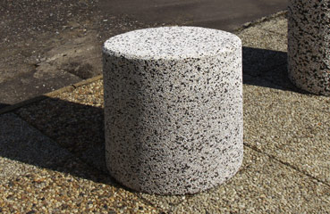Betonowe pale oraz słupki parkingowe dostępne w ofercie firmy STYL-BET producent a małej architektury betonowej.