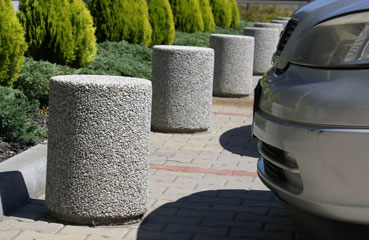 Wykonany w technologii betonu płukanego słupek parkingowy o wymiarach (średnica/wysokość): 32/44cm.
