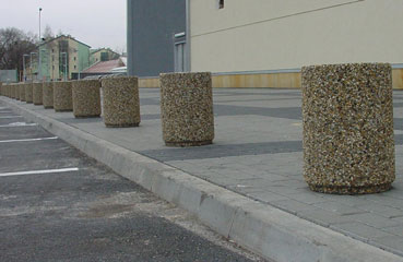 Pal parkingowy płaski o średnicy 32 cm i wysokości 44cm dostępny w ofercie producenta małej architektury betonowej - firmy STYL-BET.