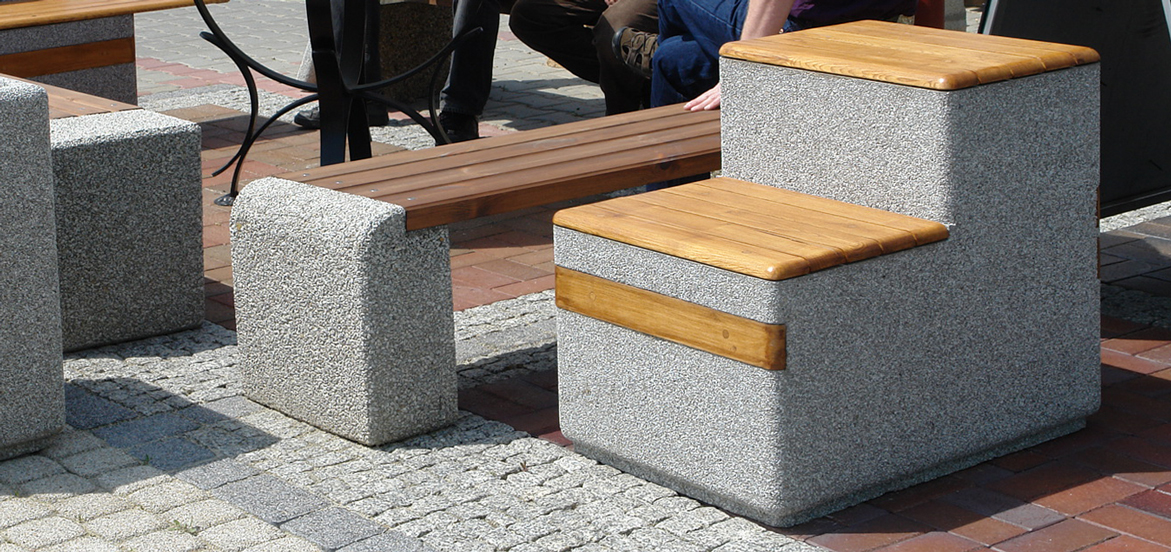 Podstawowa wersja siedziska z rodziny Largo deco. Siedzisko zostało wykonane w technologii betonu płukanego z elementami z drewna iglastego