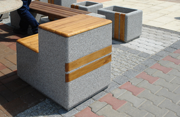 Betonowa ławka wykończona w technologii betonu płukanego. Od producenta małej achitektury miejskiej oraz komunalnej