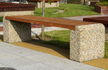 Betonowa ławka miejska z betonu płukanego Wika oraz inne elementy małej architektury betonowej