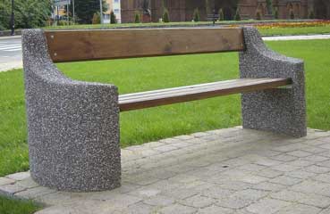 Parkowa ławka zewnętrzna z oparciem oraz siedziskiem drewnianym.