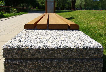 Skate - to nowoczesna ławka parkowa wykonana w technologii betonu płukanego.